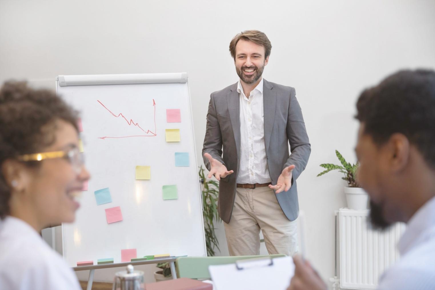 Équipe d'experts en budgétisation travaillant sur l'analyse financière